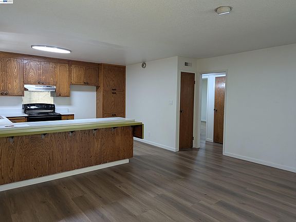 4th image of 2550 Damuth St