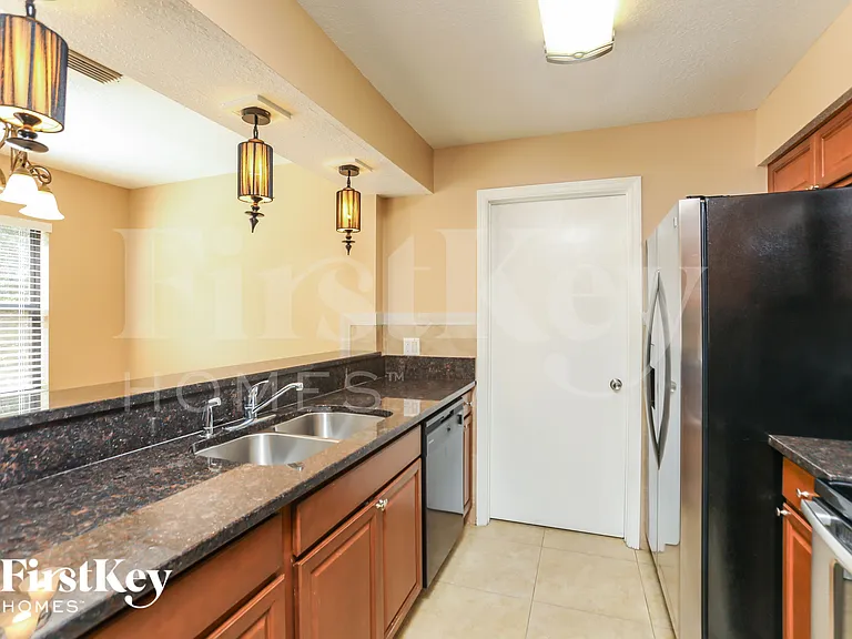 988 Glenview Cir — Photo 5