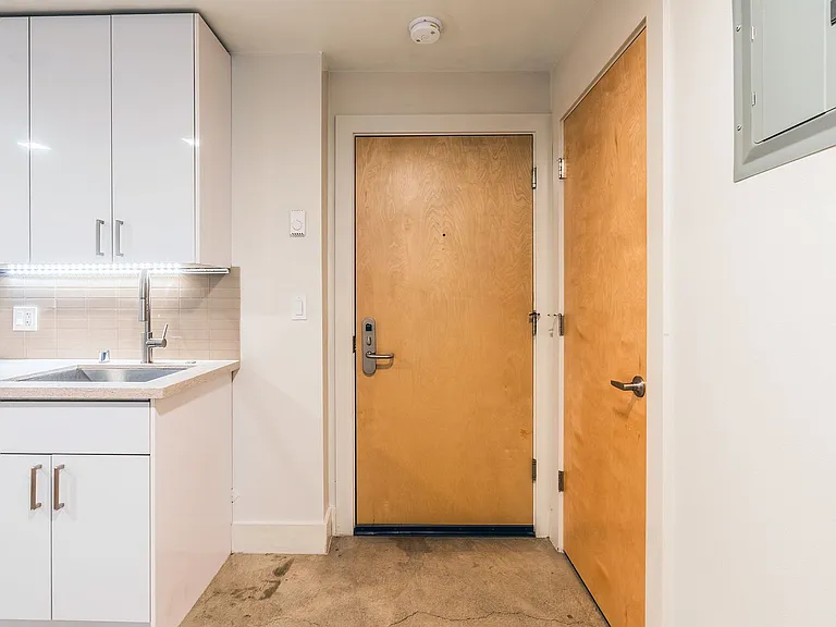 423 Terry Apartment — Photo 29
