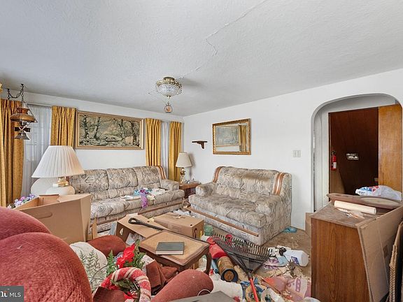 3rd image of 210 Roberts St