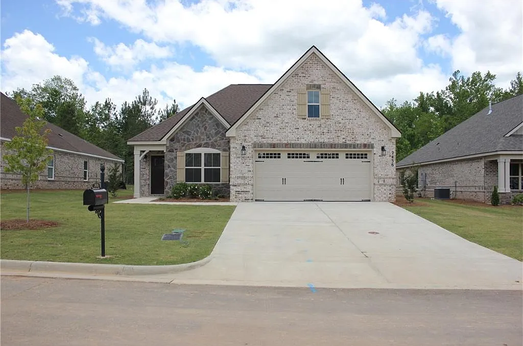 4 bed, 2191 sqft, $2,400 — Photo 2