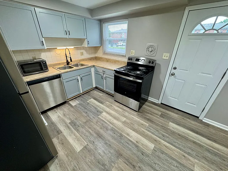 4944-4958 Arbor Village Drive — Photo 14