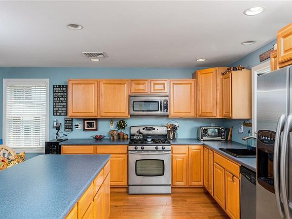 3rd image of 60 Ravenswood Ave