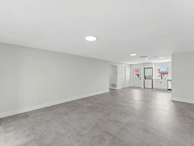711 Laconia Cir #B — Photo 17