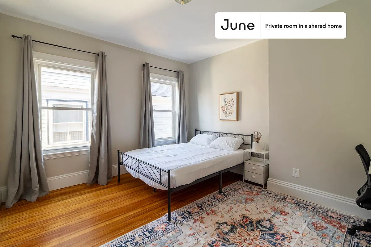 Queen bedroom in 5 bed/2 bath home in Brookline #1801 C — Photo 1