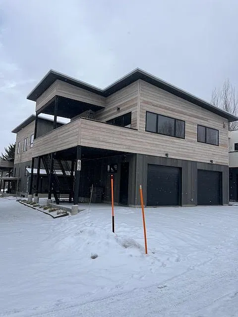 672 E Hall Ave — Photo 1