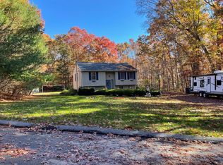 136 W Log Bridge Rd, Coventry, RI 02816