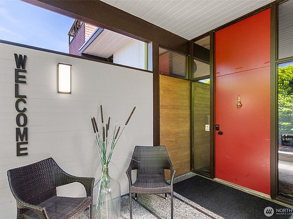 3rd image of 5530 Marian Drive NE