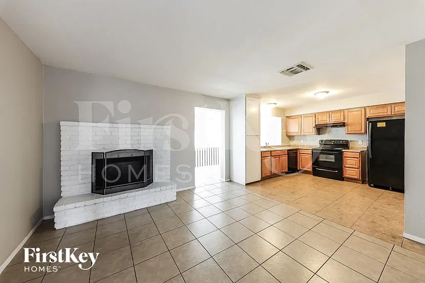3 bed, 2.0 bath, 1902 sqft, $2,325 — Photo 4