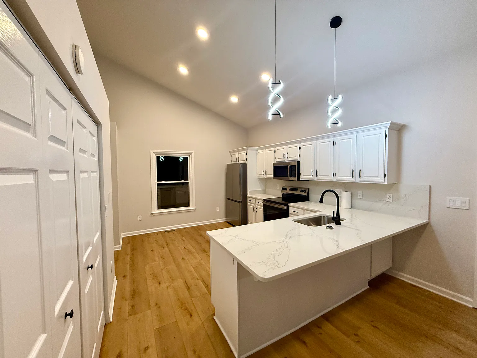 3 bed, 1400 sqft, $2,250 — Photo 3