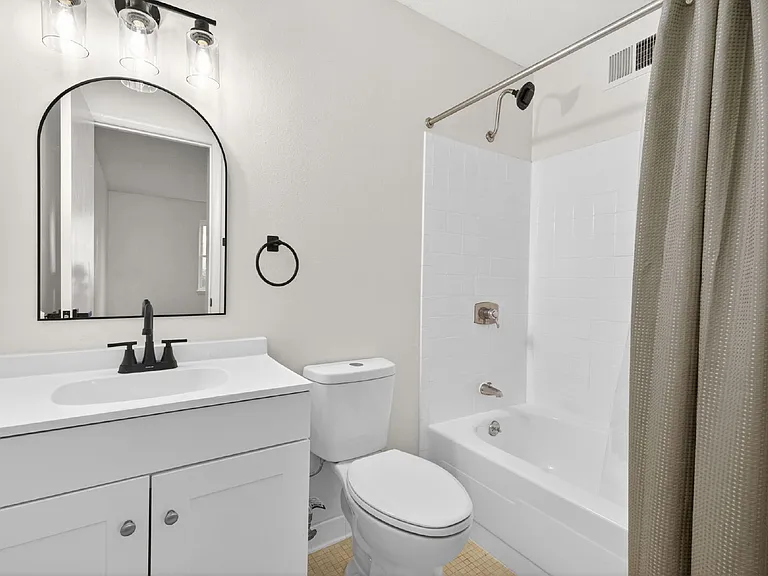 325 Cambout St — Photo 16