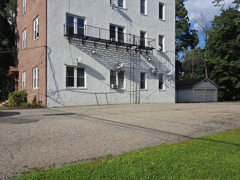 2 bed, 1.0 bath, $1,650 — Photo 2