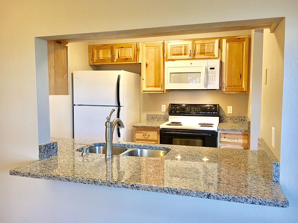 Breakfast Bar and Cooking Space
