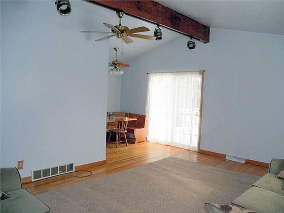 3rd image of 1457 Maple Ave