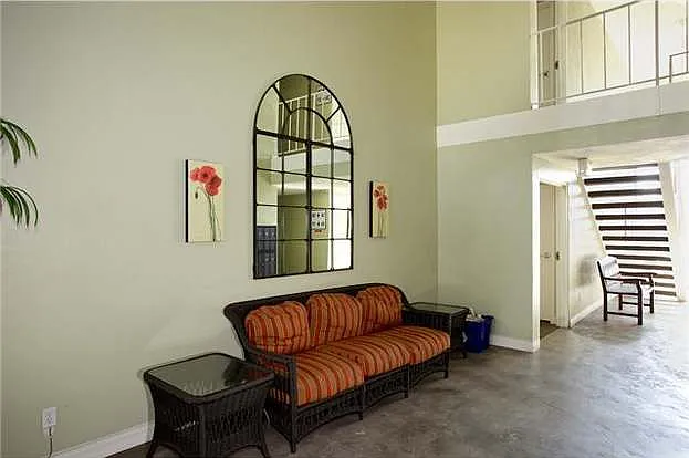 1645 Emerald St #1L — Photo 32