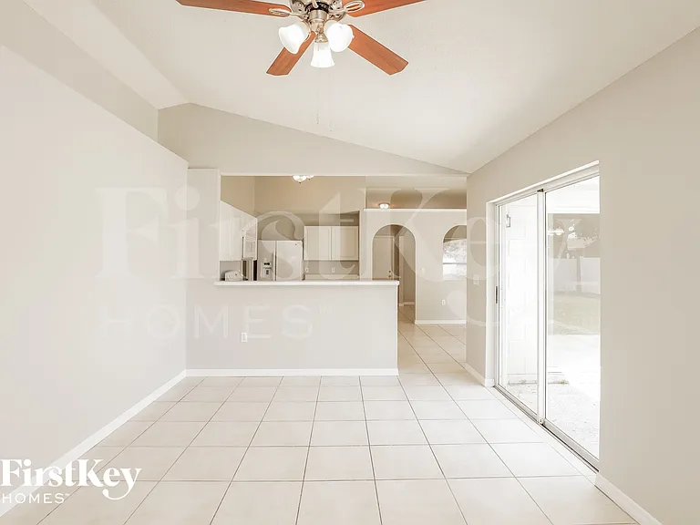 729 Pincon Ln — Photo 3