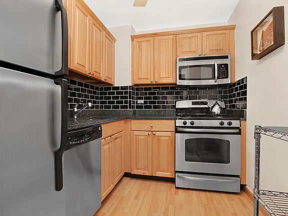 4th image of 400 E 77th St APT 9C