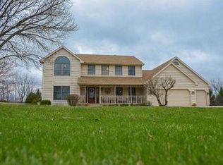 570 Queenswood Rd N, Valparaiso, IN 46385