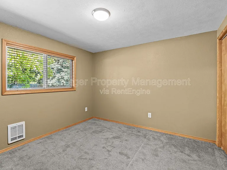 1703 N Walnut Rd — Photo 8