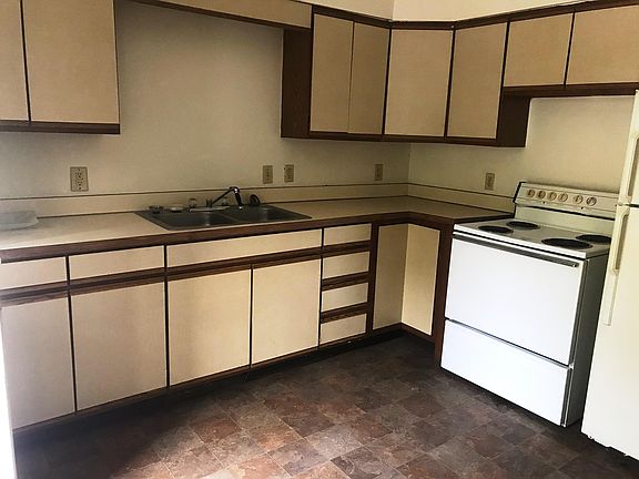 3rd image of 1302 Lakewood Dr APT A
