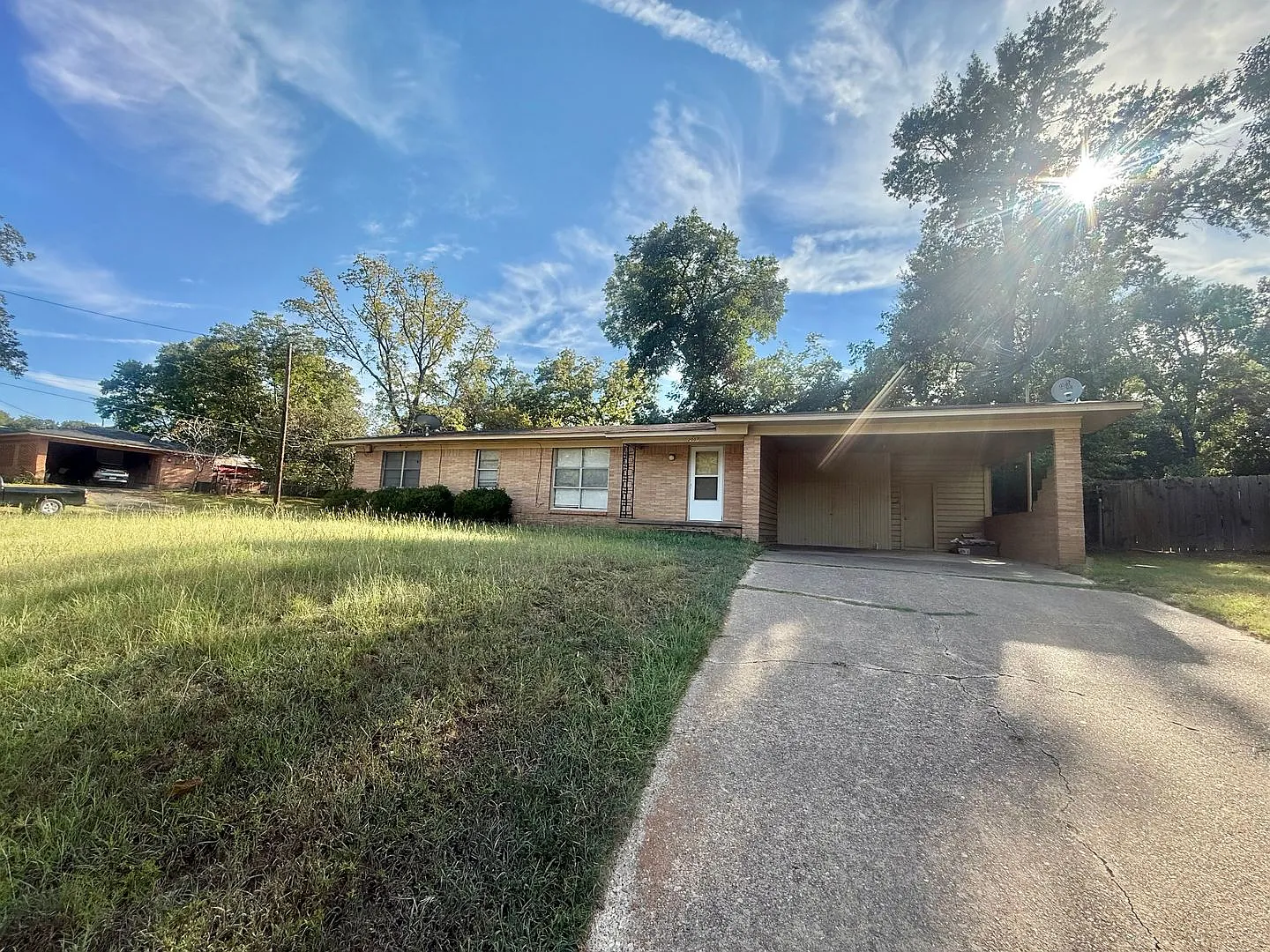 3-bed/1.5-bath with Carport! — Photo 1