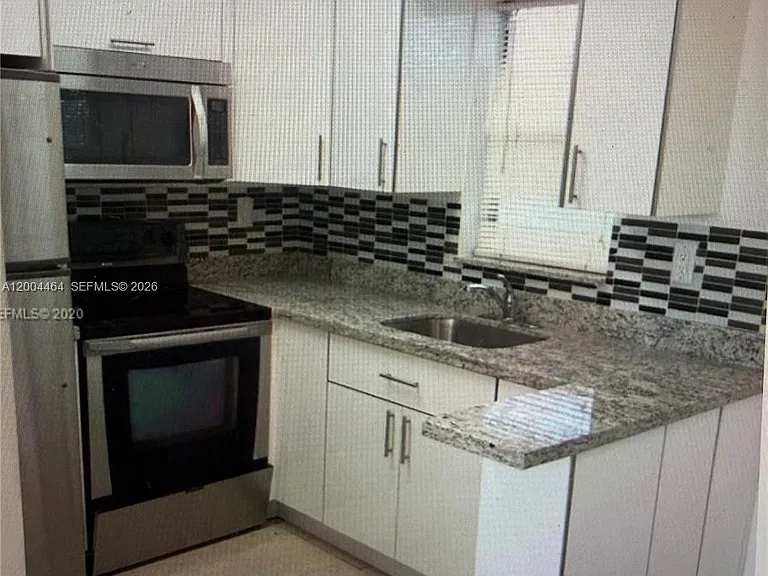 2415 Lincoln St #305 — Photo 6