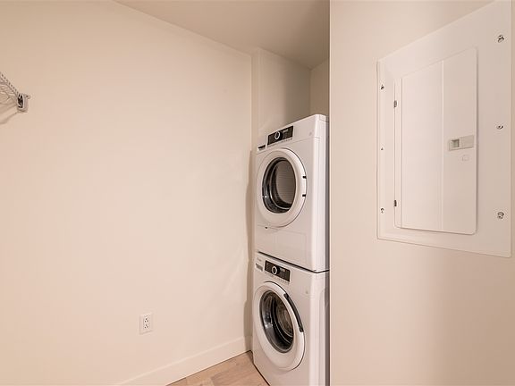 5th image of 1048 Wellington St #313
