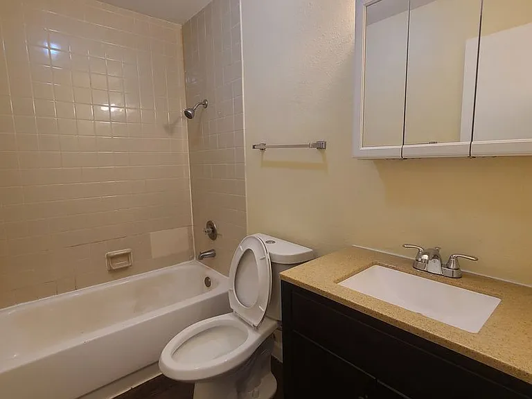 Abbott Acres Apartments — Photo 19