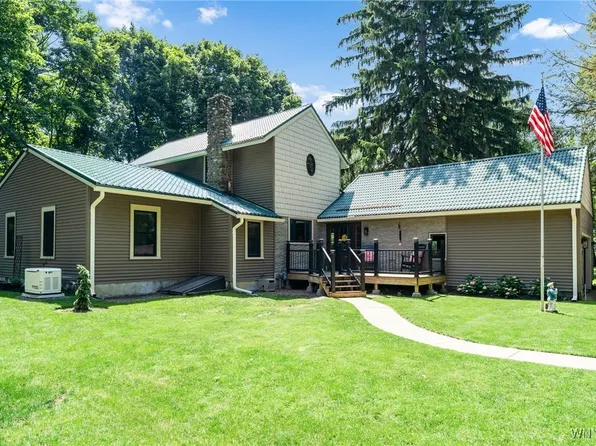 11020 Fairview Dr, Gowanda, NY 14070