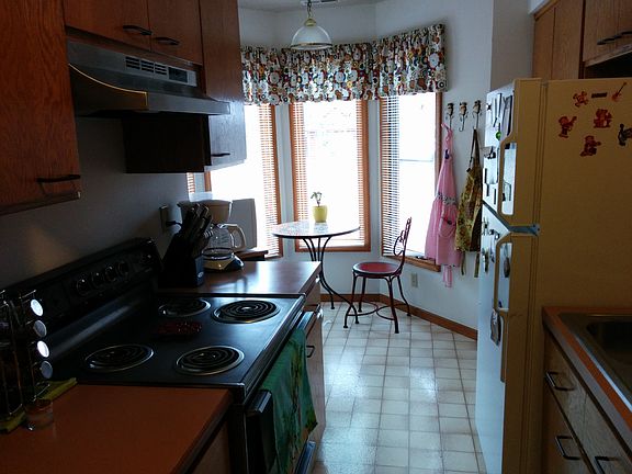 Deerfield Park and School nearby