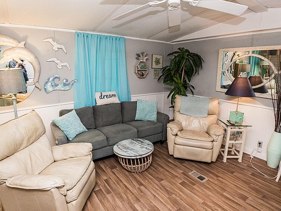 4th image of 7125 Beachwood Blvd