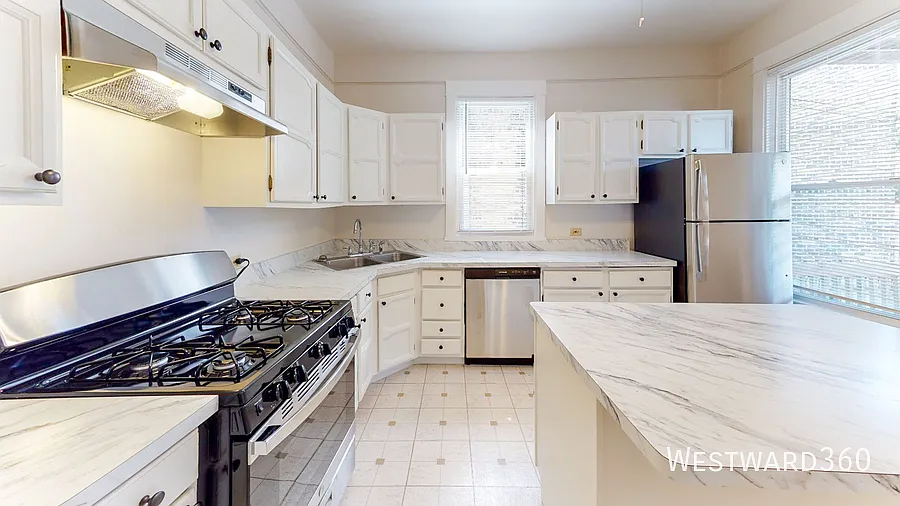 3804 N Drake / 2 bed - 1 bath / Irving Park / Available 9/1 — Photo 2