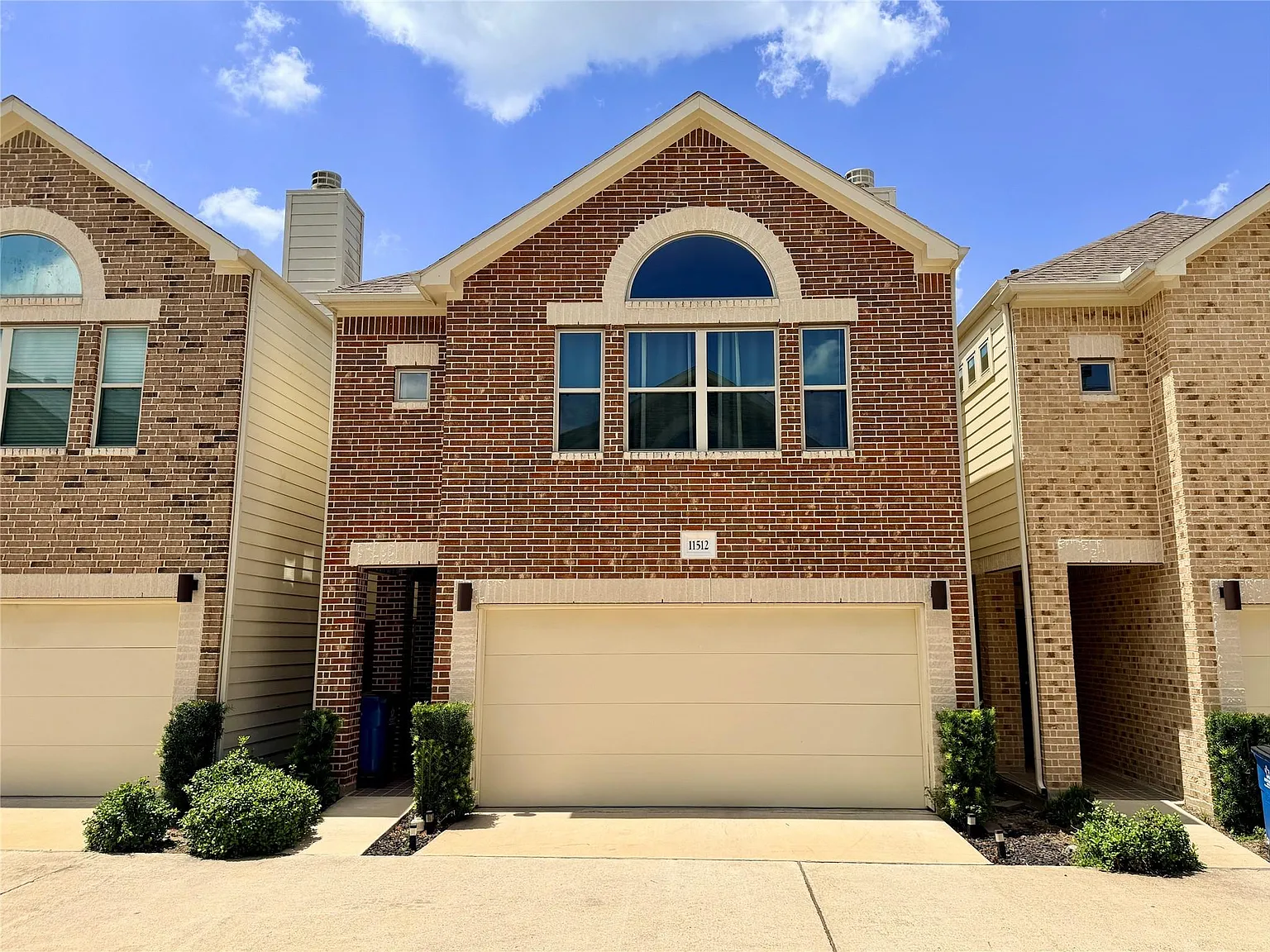 3 bed, 2.5 bath, 1806 sqft, $2,200 — Photo 1