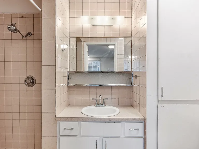 100 W Olympic Pl — Photo 33