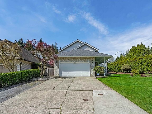 3rd image of 532 Riverview Cres