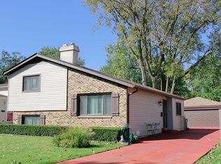 132 Hickory St, Mundelein, IL 60060