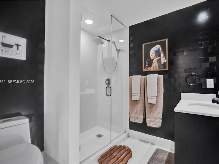 121 NE 34th St #910 — Photo 40