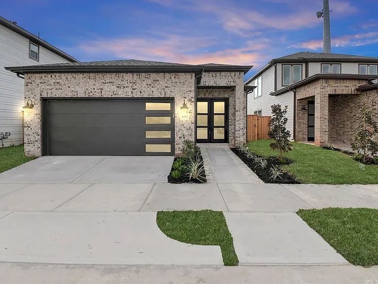 4352 Avron Dr — Photo 2