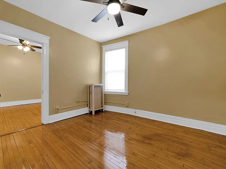 33 Avon St S — Photo 10