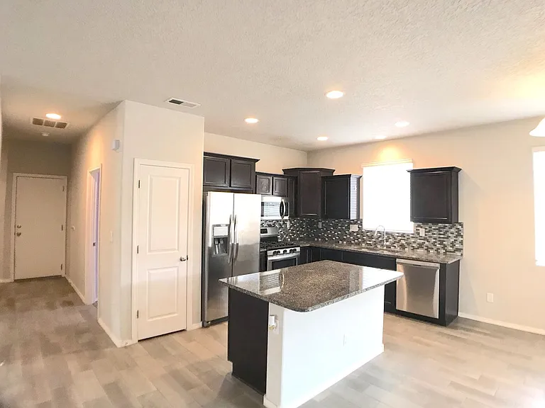 1748 Valle Vista Rd NW — Photo 2