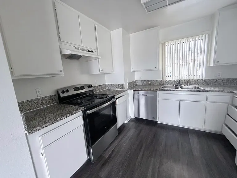 HILLHAVEN APARTMENTS — Photo 20