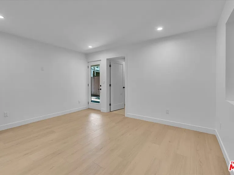 6913 Encino Ave #LOWER — Photo 31
