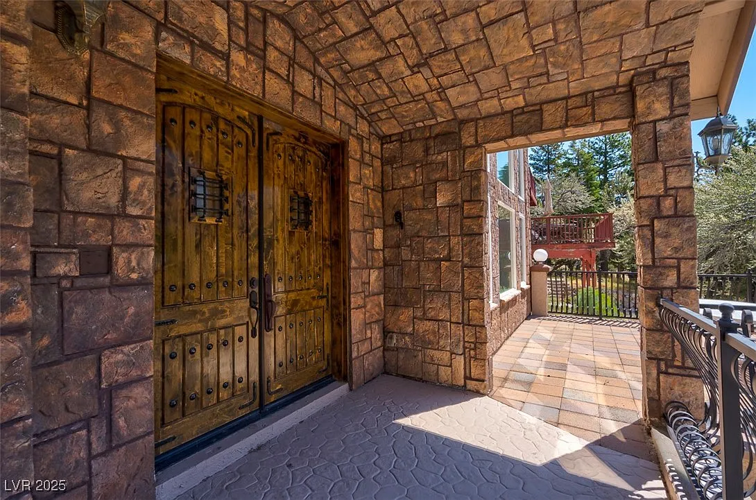5 bed, 4.0 bath, 4510 sqft, $7,900 — Photo 2