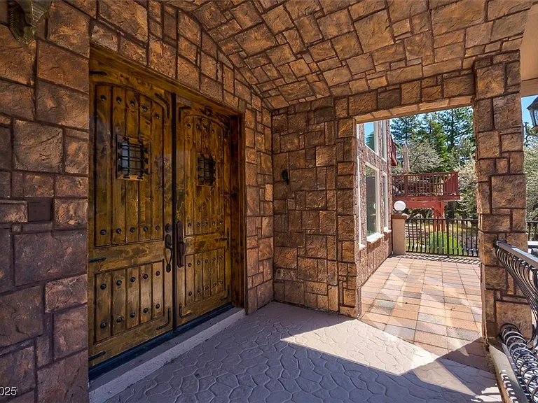 264 Crestview Dr — Photo 2