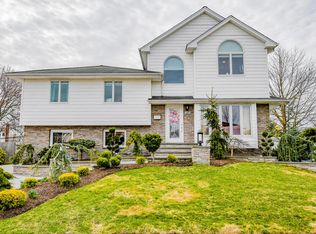 17 Roxbury Ave, Plainview, NY 11803