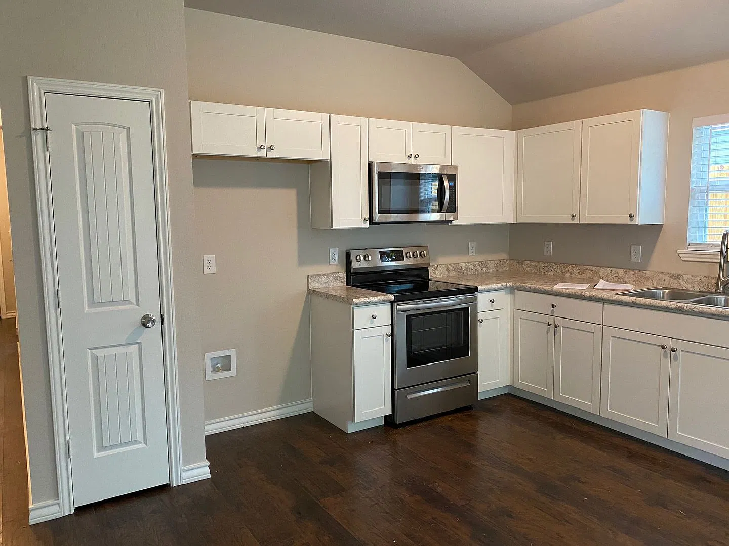 Move in Ready - 3 bedroom 2 bath 1 car garage — Photo 2