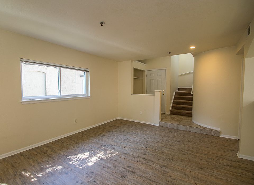 1919 Arapahoe Ave Living Area