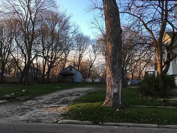 2nd image of 135 1/2 Lake St