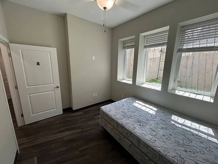 302 E Clark St — Photo 19