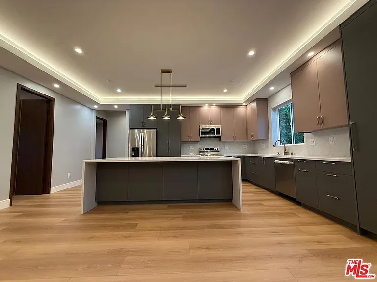 6530 Varna Ave — Photo 3